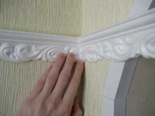 Чем можно заменить потолочный плинтус при обычном потолке. Какую альтернативу можно подобрать на замену потолочным плинтусам