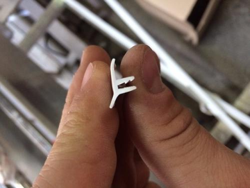 Лента на потолок вместо плинтуса. Варианты профилей накладных маскировочных кантов