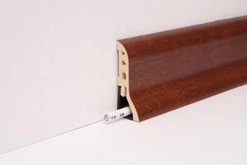 Как крепить деревянный плинтус к потолку. Виды плинтуса