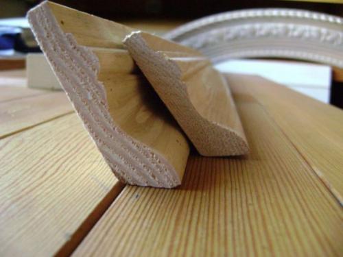 Как крепить деревянный плинтус к потолку. Виды плинтуса