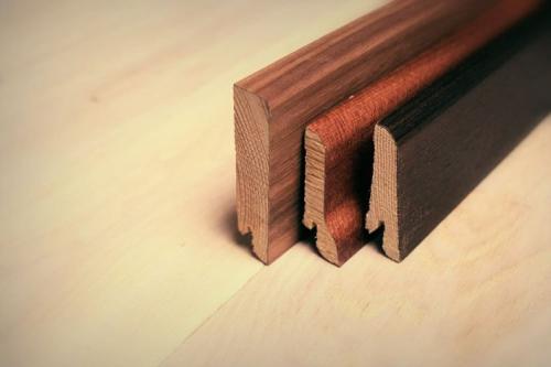 Как крепить деревянный плинтус к потолку. Виды плинтуса