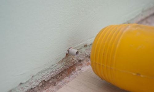 Как прибить деревянный плинтус гвоздями. Варианты крепежа