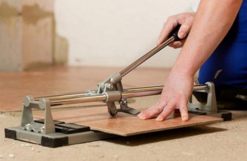 Как резать керамогранит болгаркой. Резка механическим ручным плиткорезом