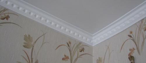 Как правильно клеить потолочный плинтус на обои или на стену. Технология окрашивания