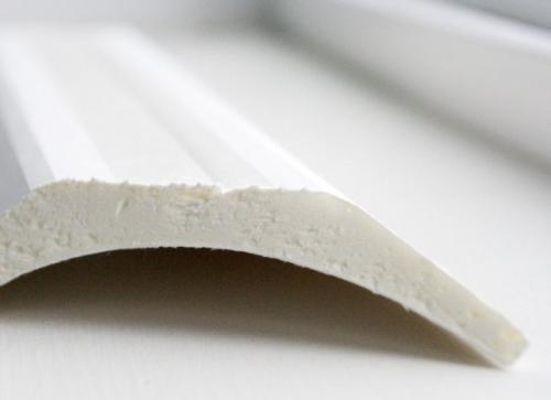 Как правильно клеить потолочный плинтус на обои или на стену. Технология окрашивания