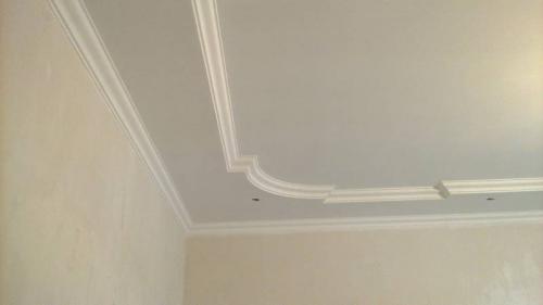 Чем клеить потолочный плинтус на обои. Чем приклеить потолочный плинтус – варианты средств и материалов