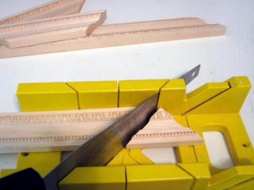 Как стыковать плинтуса без стусла. Как точно отмерить и вырезать угол потолочного плинтуса без стусла