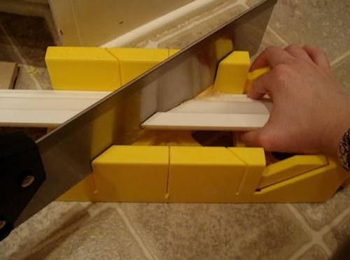 Как стыковать плинтуса без стусла. Как точно отмерить и вырезать угол потолочного плинтуса без стусла