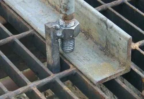 Ведёт профильную трубу при сварке. Деформации при сварке