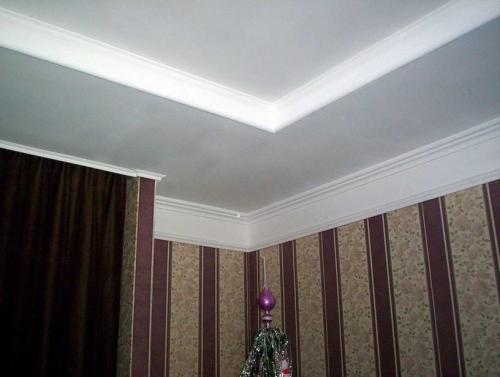 Чем клеить потолочный плинтус на обои. Как приклеить потолочный плинтус на обои – пошаговая инструкция