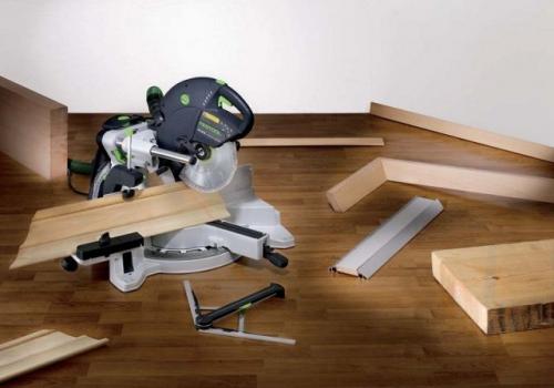 Деревянные плинтуса удобно резать ножовкой по металлу. Несколько слов об инструментах и материалах