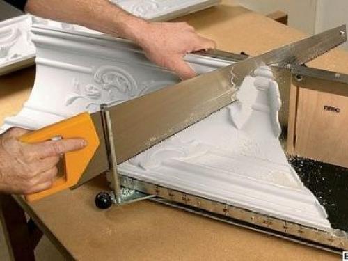 Самый простой способ резать углы плинтуса. Способы резки пластиковых плинтусов 08