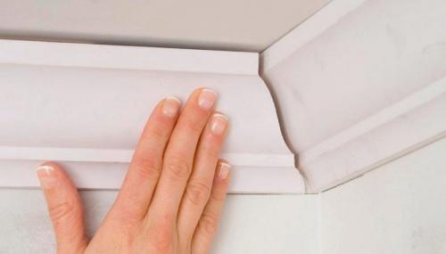Как резать плинтуса на потолок. Плинтуса на потолок: как резать углы? 01