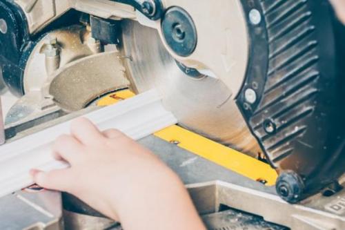 Работа с торцовочной пилой. Цени силу, которую держишь в руках