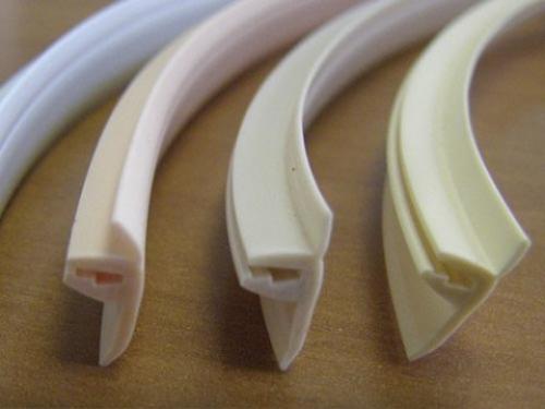 Как резать потолочный плинтус. Потолочный плинтус: как нарезать правильно