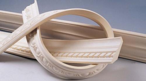 Как сделать угол на широком потолочном плинтусе. Какие ещё бывают плинтуса для потолков