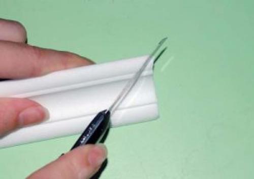 Как резать багет с помощью стусла. Как вырезать угол потолочного плинтуса с помощью стусла 07