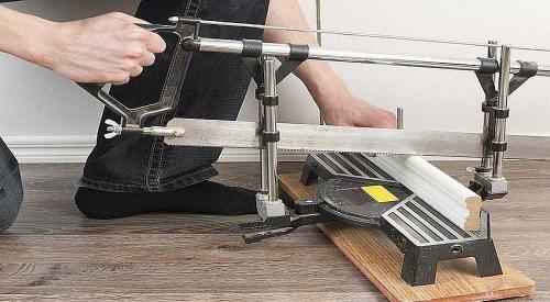 Как отрезать напольный плинтус под 45 градусов. Первый стык в комнате