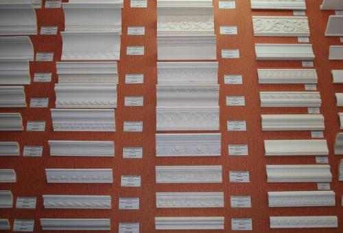 Как вырезать угол на потолочном плинтусе. Использование стусла 04