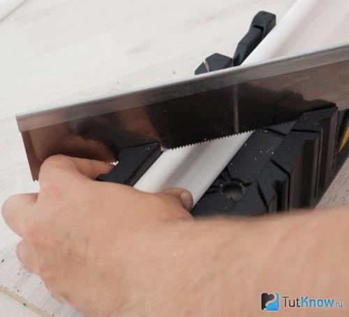 Как правильно подогнать углы потолочного плинтуса. Что нужно знать 03 Как правильно подогнать углы потолочного плинтуса. Что нужно знать 03