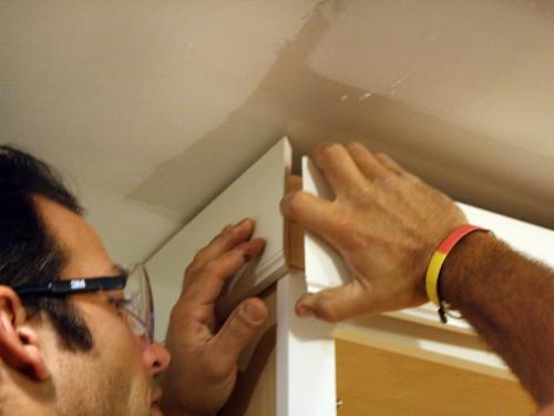 Как резать потолочный плинтус. Потолочный плинтус: как нарезать правильно