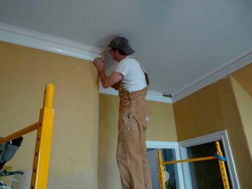 Как клеить гибкий потолочный плинтус. Инструкция по монтажу