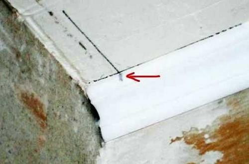 Как правильно отрезать углы на потолочных плинтусах. Как сделать угол потолочного плинтуса без стусла