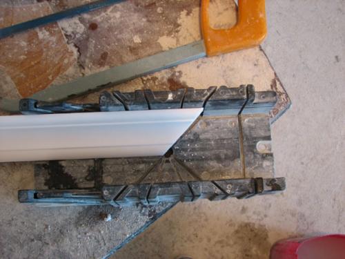 Как сделать угол на широком потолочном плинтусе. Как ровно отрезать угол потолочного плинтуса