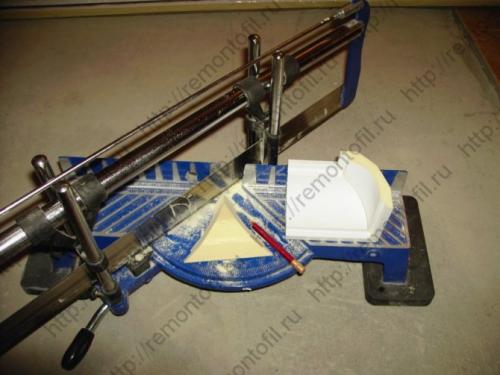 Как резать углы плинтуса на полу без стусла. Как резать углы потолочного плинтуса