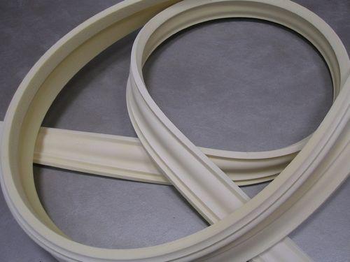 Как вырезать угол потолочного плинтуса с помощью стусла. Полиуретан 17