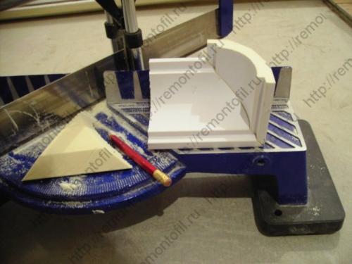 Как резать углы плинтуса на полу без стусла. Как резать углы потолочного плинтуса