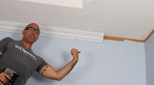 Как вырезать угол потолочного плинтуса с помощью стусла. Полиуретан 19