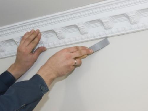 Отрезание потолочного плинтуса стуслом. Как правильно резать потолочный плинтус в углах с помощью стусла? 02 Отрезание потолочного плинтуса стуслом. Как правильно резать потолочный плинтус в углах с помощью стусла? 02