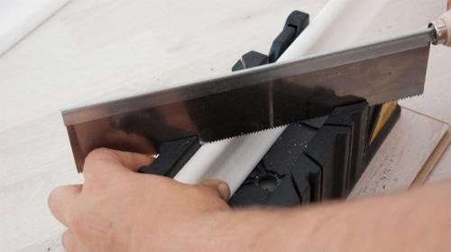 Отрезание потолочного плинтуса стуслом. Как правильно резать потолочный плинтус в углах с помощью стусла?