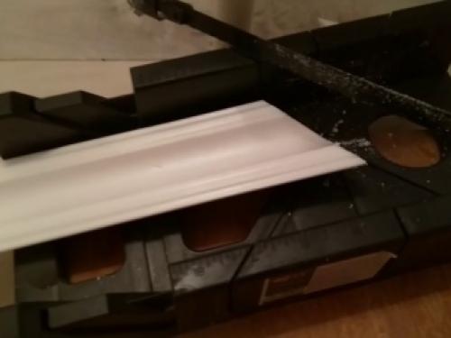 Отрезание потолочного плинтуса стуслом. Как правильно резать потолочный плинтус в углах с помощью стусла? 05 Отрезание потолочного плинтуса стуслом. Как правильно резать потолочный плинтус в углах с помощью стусла? 05