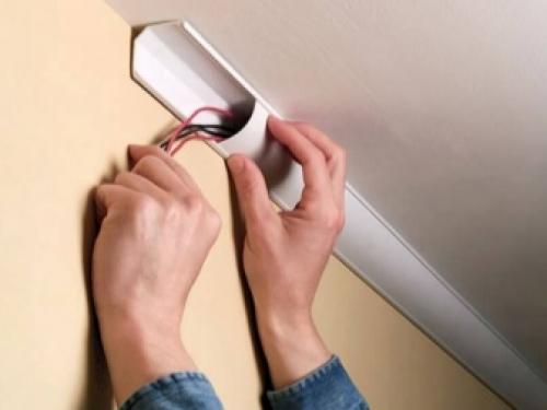 Отрезание потолочного плинтуса стуслом. Как правильно резать потолочный плинтус в углах с помощью стусла? 03 Отрезание потолочного плинтуса стуслом. Как правильно резать потолочный плинтус в углах с помощью стусла? 03