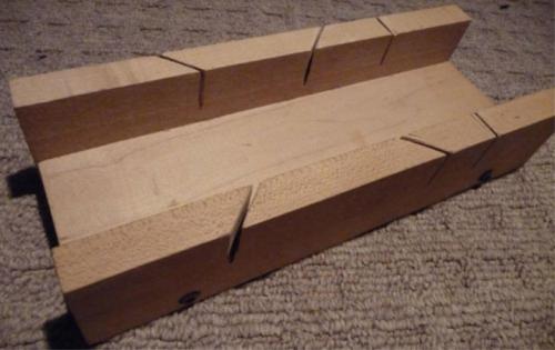 Отрезание потолочного плинтуса стуслом. Как правильно резать потолочный плинтус в углах с помощью стусла? 09 Отрезание потолочного плинтуса стуслом. Как правильно резать потолочный плинтус в углах с помощью стусла? 09