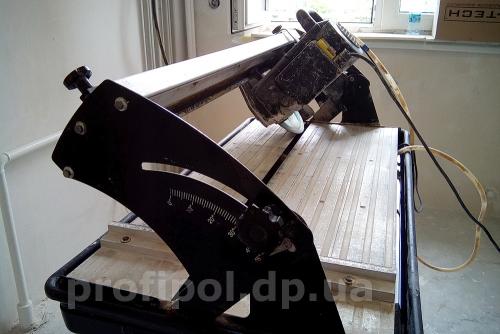 Запил плитки под 45 градусов внутренний угол. Чем можно сделать заусовку плитки под 45 градусов?