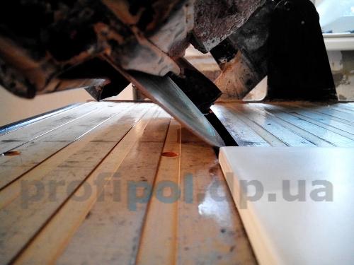 Запиливаем углы по.  Чем можно сделать заусовку плитки под 45 градусов?