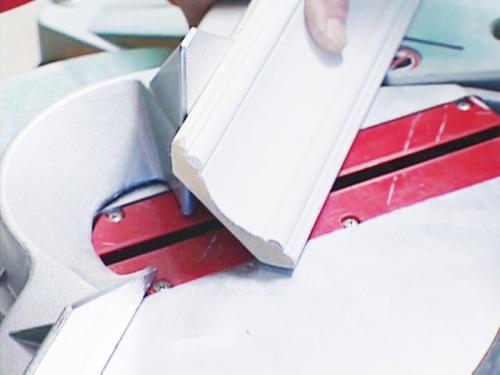 Стусло для потолочных плинтусов. Как резать потолочный плинтус