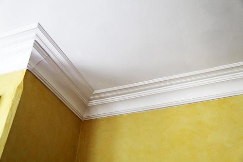 Стусло для потолочных плинтусов. Как резать потолочный плинтус