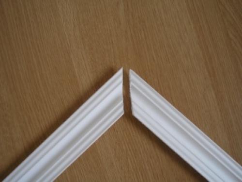 Как отрезать угол на плинтусе. Основные правила 04