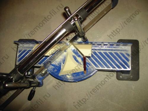 Как резать углы плинтуса на полу без стусла. Как резать углы потолочного плинтуса