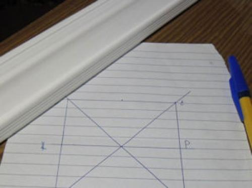 Как сделать угол на потолочном плинтусе без стусла. Как отрезать потолочный плинтус без стусла