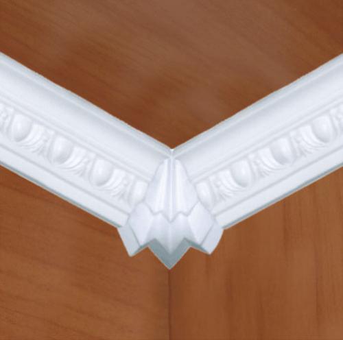 Углы для плинтуса потолочного. Как ровно отрезать угол потолочного плинтуса