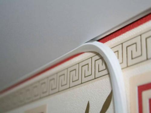 Как стыковать потолочный плинтус пвх. Способы стыковки и клейки потолочного плинтуса для натяжных потолков