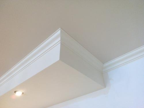 Как стыковать потолочный плинтус пвх. Способы стыковки и клейки потолочного плинтуса для натяжных потолков