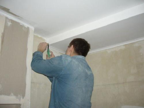 Как стыковать потолочный плинтус. Как правильно стыковать потолочные плинтуса: готовимся к работе