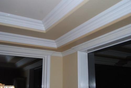 Стыковка плинтуса с помощью декоративных углов. Как состыковать потолочные плинтуса и что нужно знать о галтелях