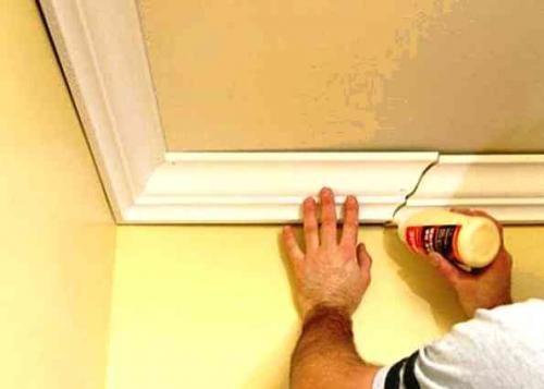 Как стыковать потолочный плинтус без перекосов